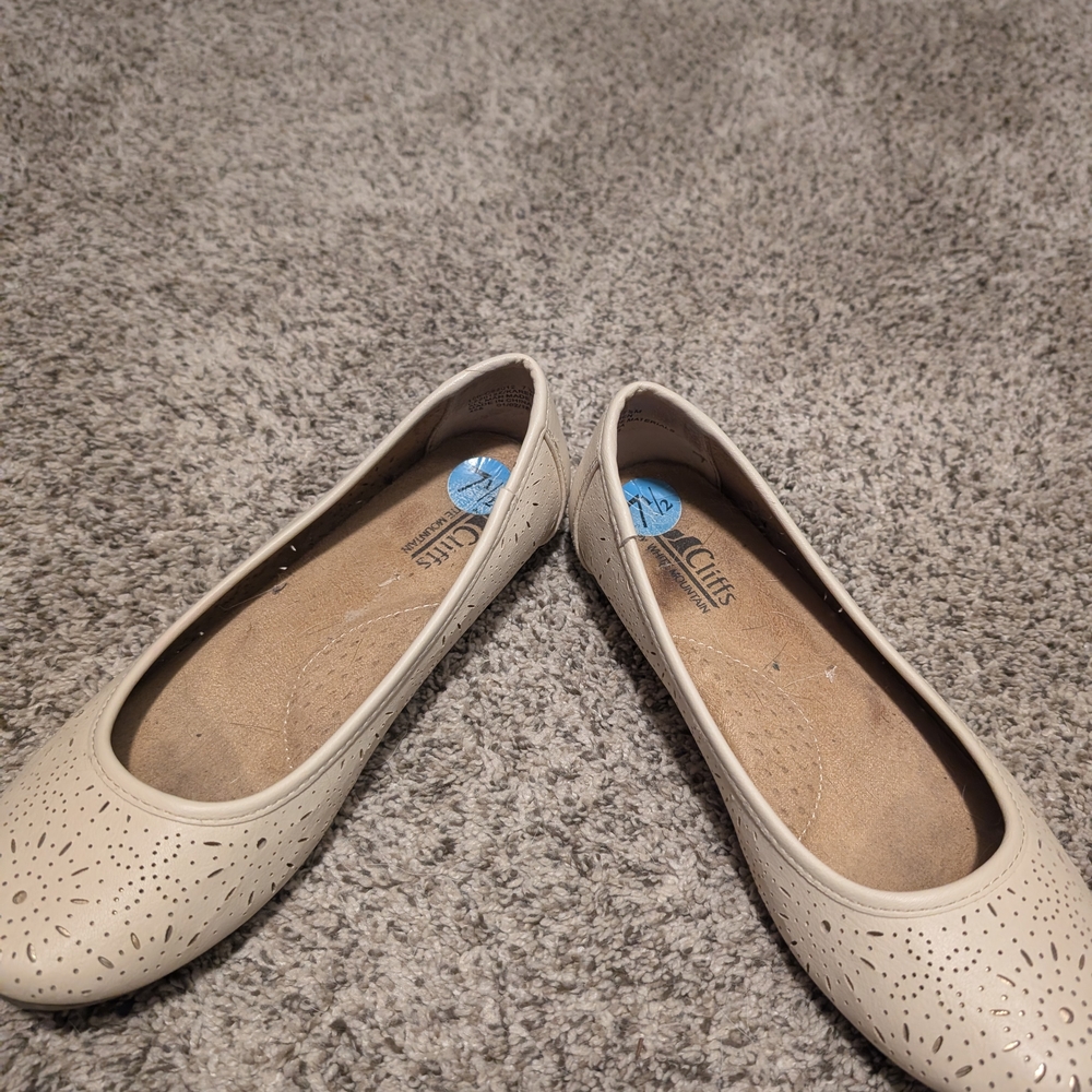Women's 7.5 White Mountain Cream Ballet Flats
